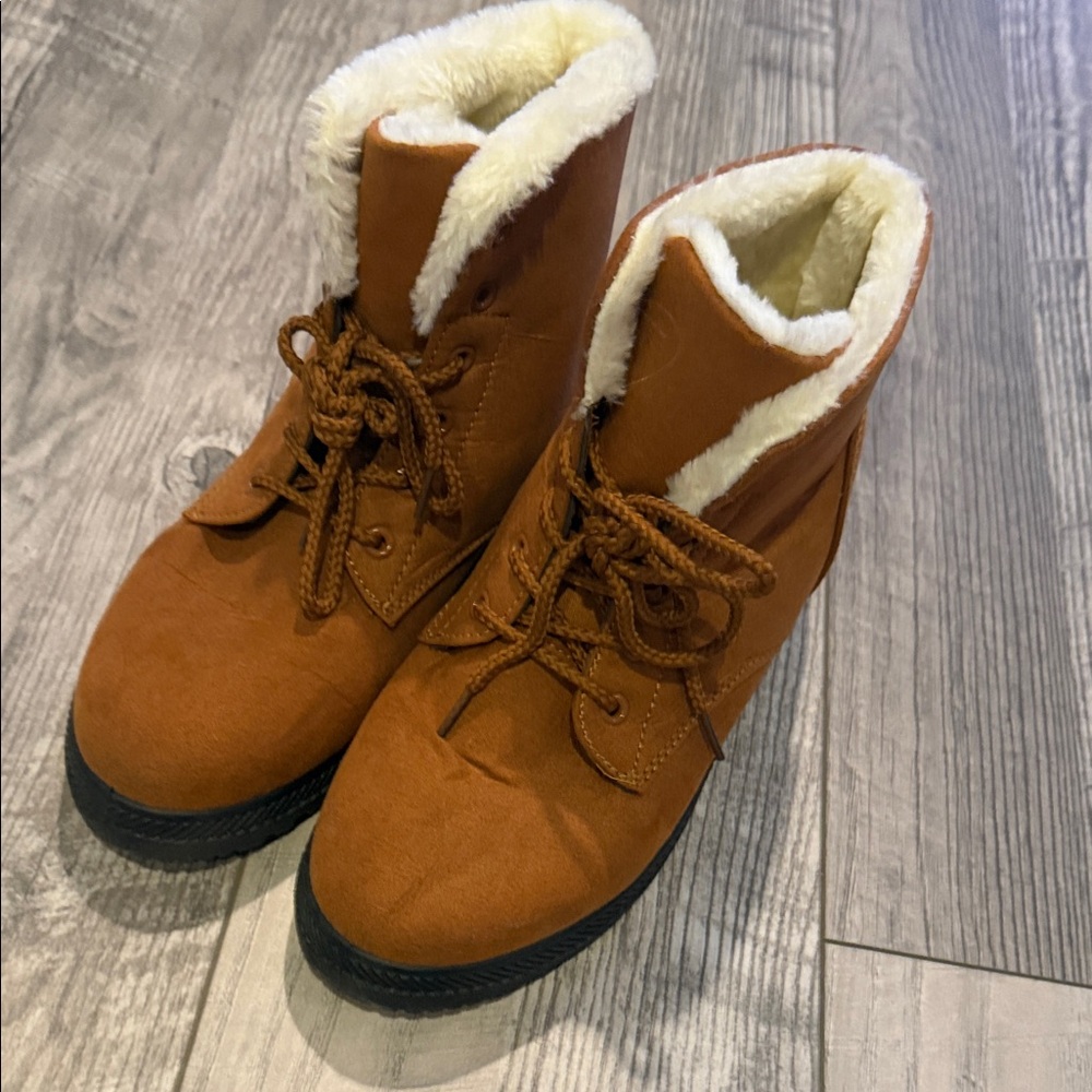 Women's Tan Ankle Boots with Faux Fur Lining BRAND NEW NEVER USED